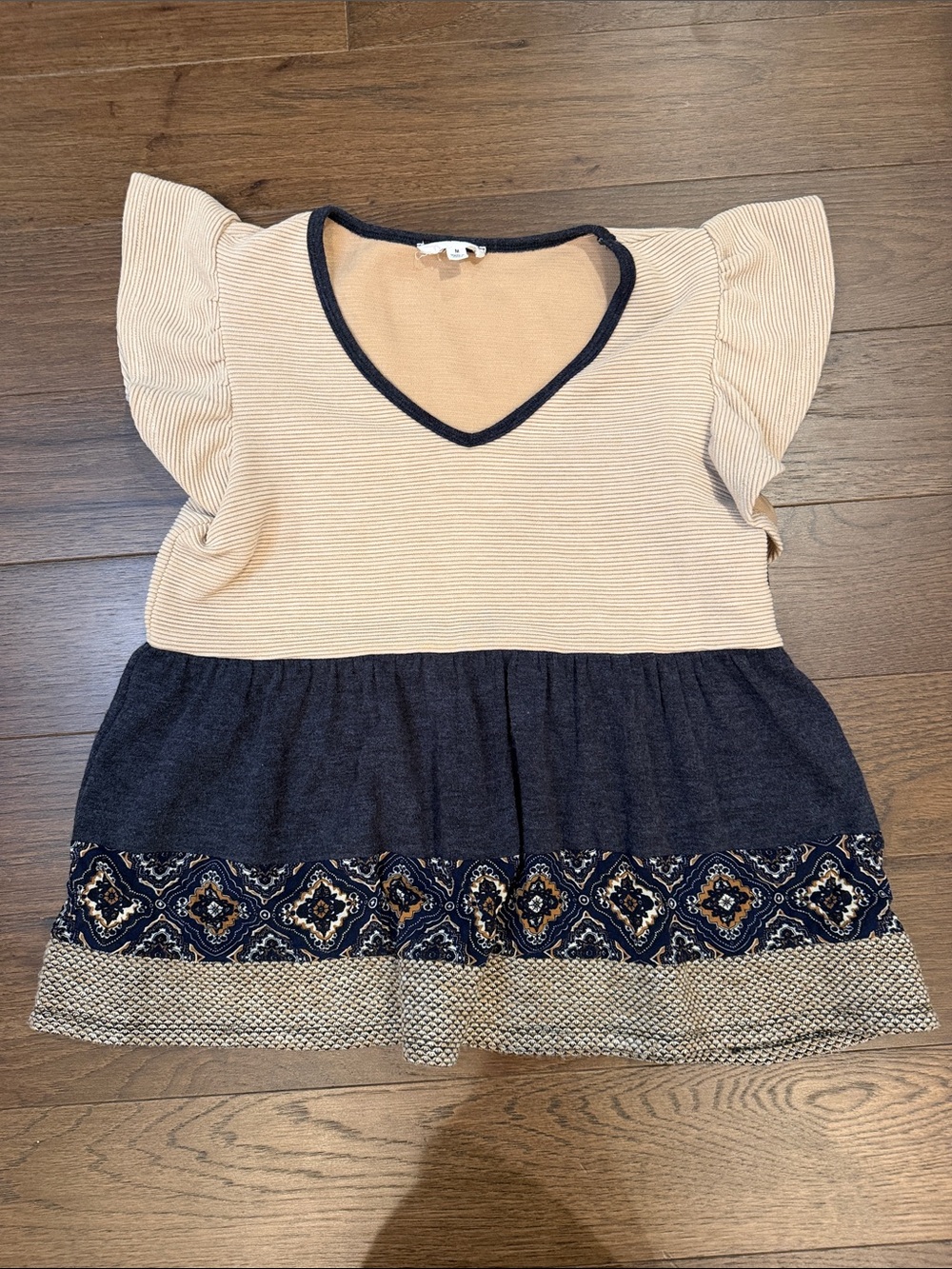 THML Tan and Navy Knit Flutter-Sleeve Casual Top Size Medium - C68-020